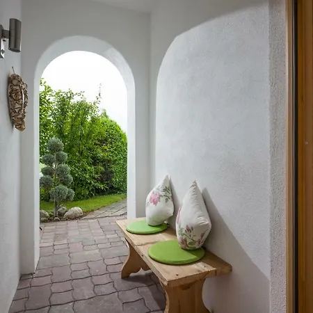 Hirzinger Marlis アパート *